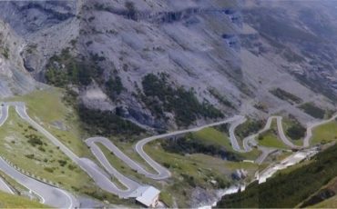 ovinkasta gorska cesta na prelaz Passo Stelvio