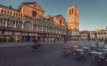 trg in katedrala v Ferrari, stolp, obsijan s soncem