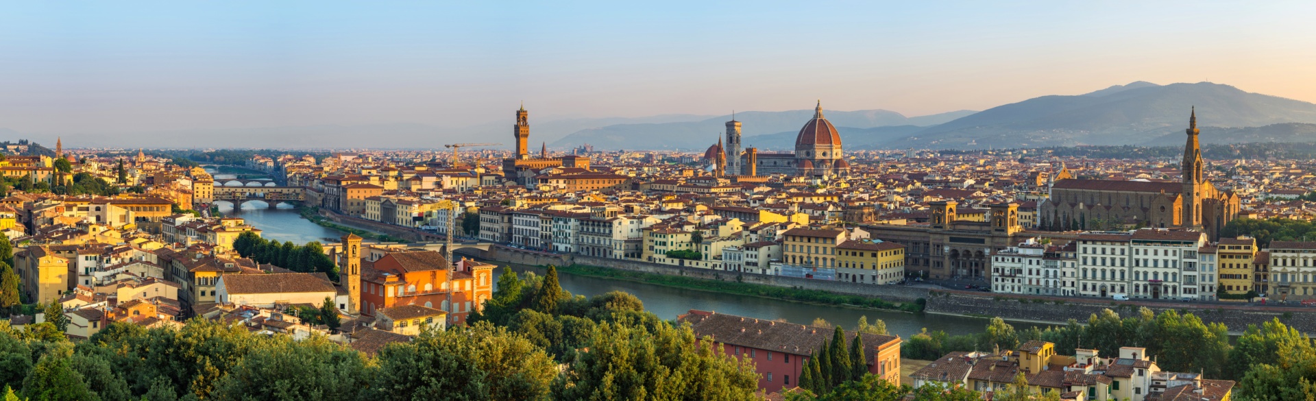 reka skozi mesto Firence, jutranja fotografija