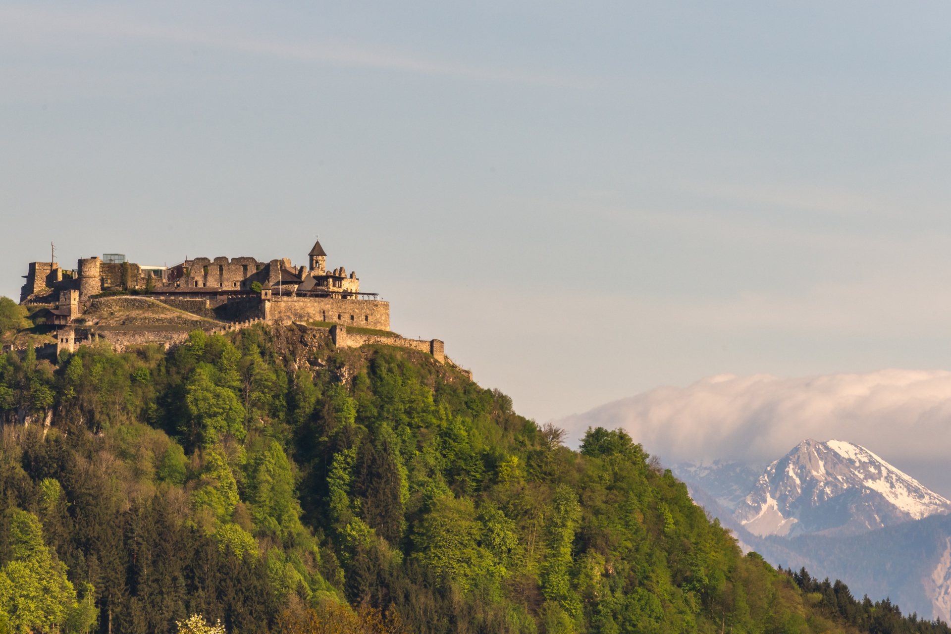 slikovit grad na hribu Landskron na avstrijskem koroškem