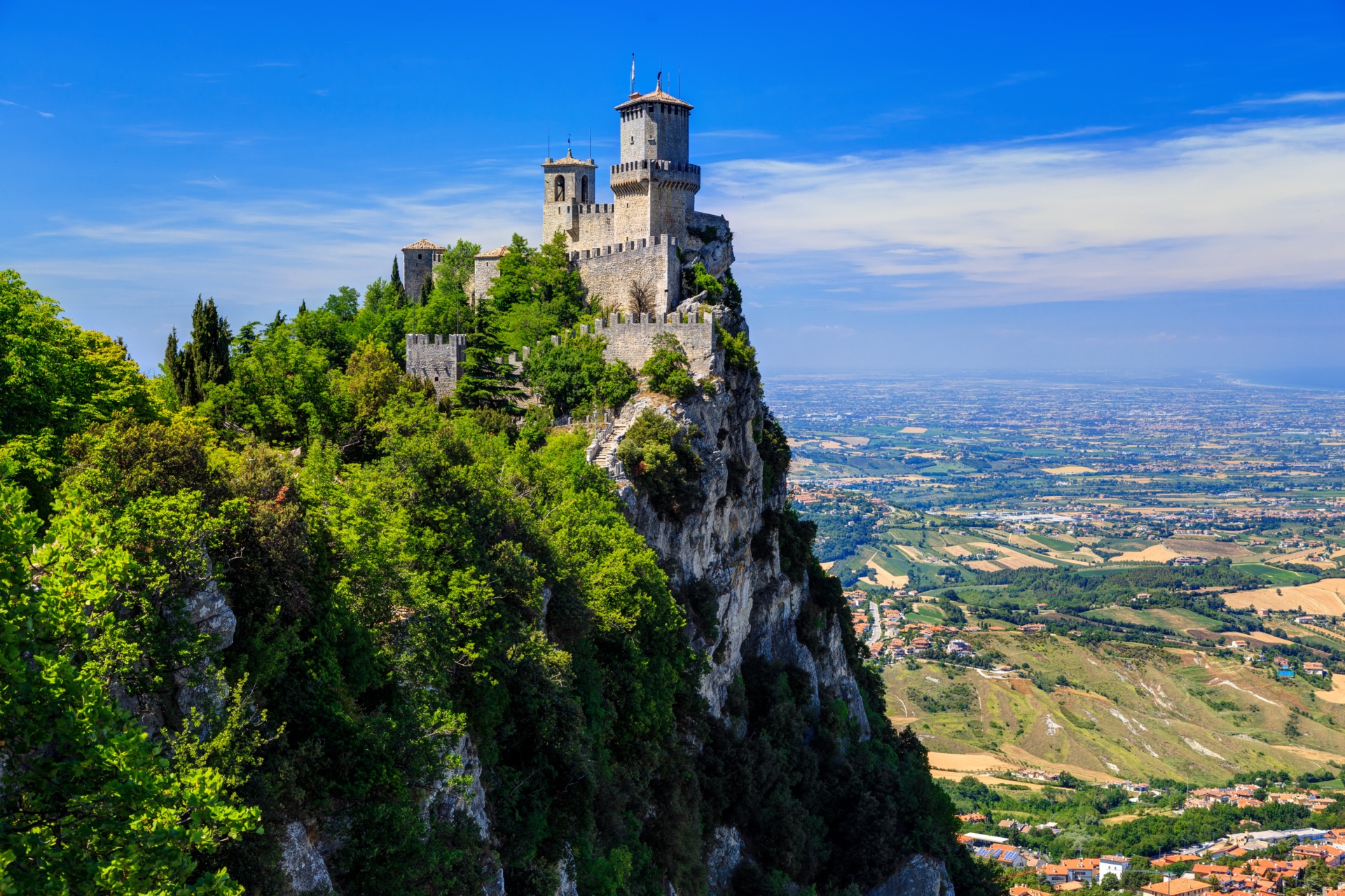 grad v San Marinu, ki se mogočno dviga na visoki skali