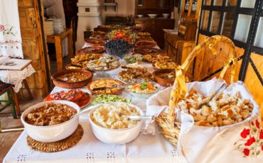 Bogato obložena miza z dobrotami srbske kuhinje v Vojvodini