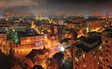 nočna slika Banjaluke, polno lučk
