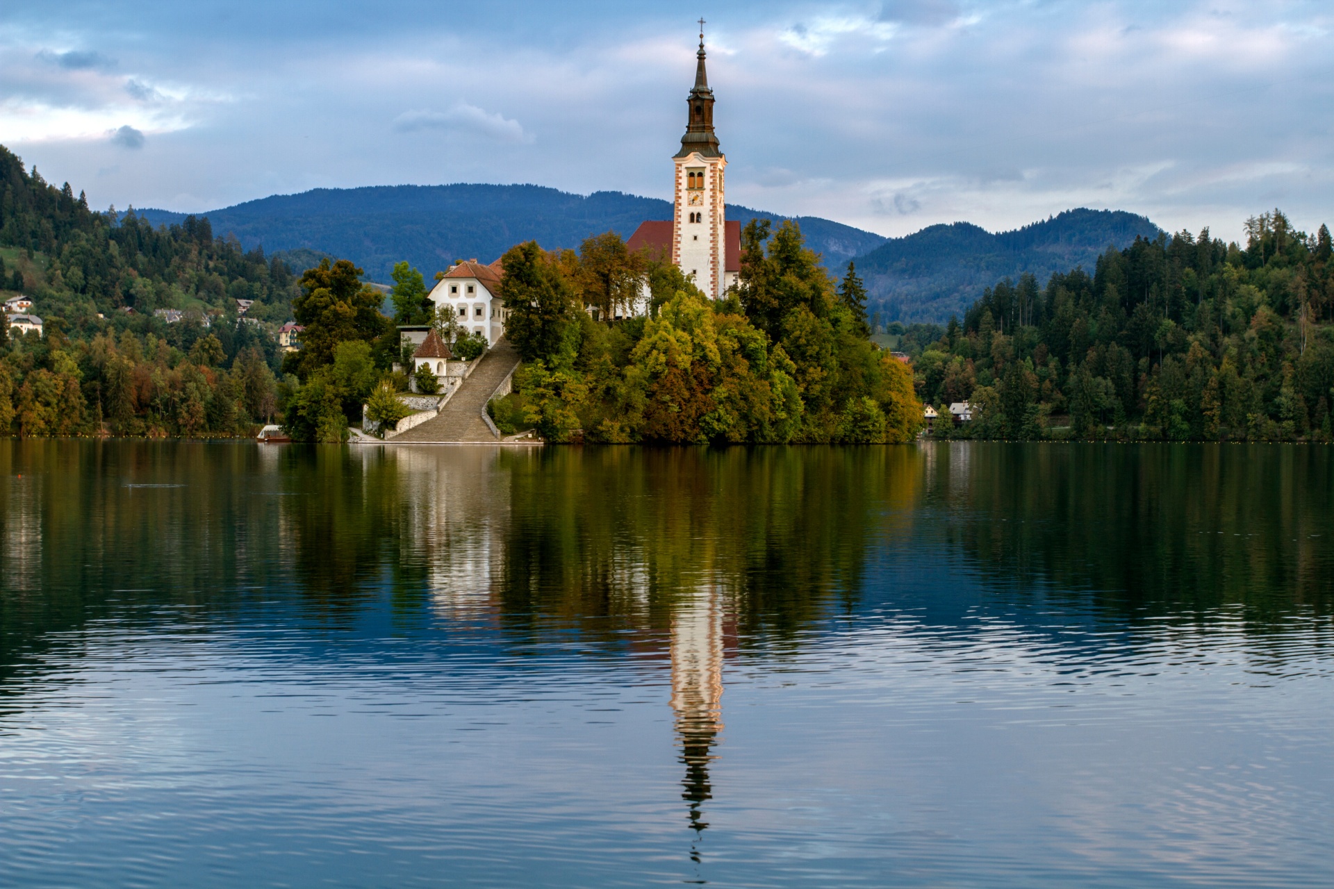 Otoček sredi jezera s cerkvico na Bledu