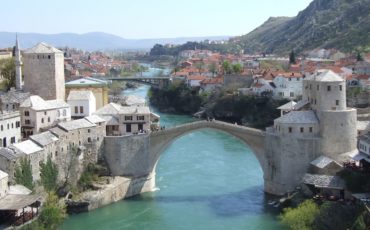 markanten kamniti most v Mostarju, slikan iz zraka