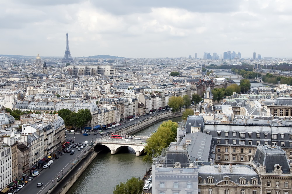 Pariz v oblačnem vremenu, fotografirano v oblačenm sivem vremenu, v ozadju se vidi Eifflov stolp