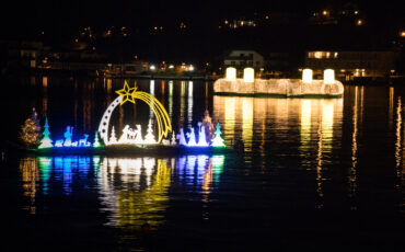 plavajoči adventni venček narejen iz lučk na Vrbskem jezeri in jaslice iz lučk