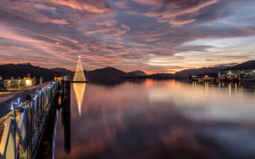 božično drevo na Vrbskem jezeru ob sončnem zahodu.