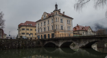 Vintage,Housing,Next,To,A,Bridge,Over,Rinza,River,In