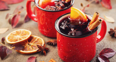 Two,Cups,Of,Autumn,Mulled,Wine,Or,Gluhwein,With,Spices
