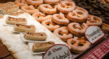 Display,Of,Traditional,Doughnuts,On,Sale,At,Christmas,Market,Stall