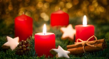 Christmas,Wreath,With,Red,Candles,And,Christmas,Decoration,On,The