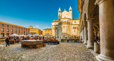 Stalls,Of,Antique,Market,In,The,Main,Square,Of,Modena