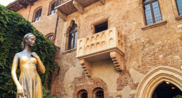 Bronze,Statue,Of,Juliet,And,Balcony,By,Juliet,House,,Verona,