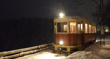 Nostalgie-Straßenbahn im Winter